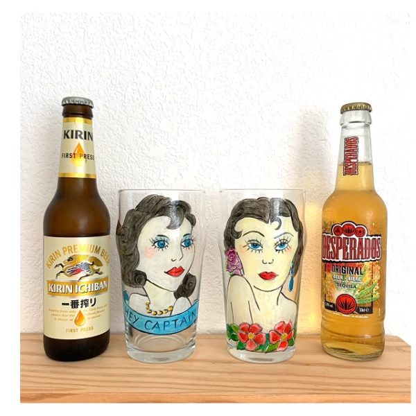 verres à bière pin-up peints à la main duo