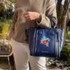 sac cuir bleu karl porté