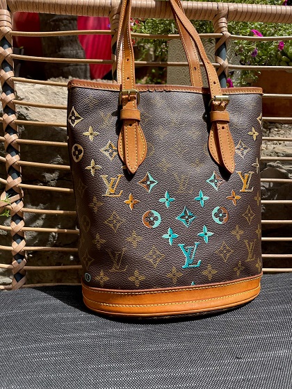 sac vuitton bucket customisé devant